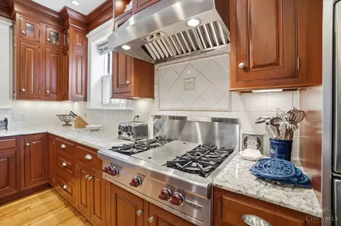 Kitchen - 32 Hampton Ln, Cincinnati, OH 45208 photo 3 of 7