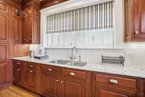 Kitchen - 32 Hampton Ln, Cincinnati, OH 45208 photo 4 of 7