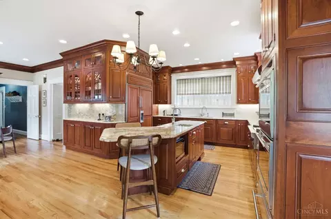 Kitchen - 32 Hampton Ln, Cincinnati, OH 45208 photo 1 of 7