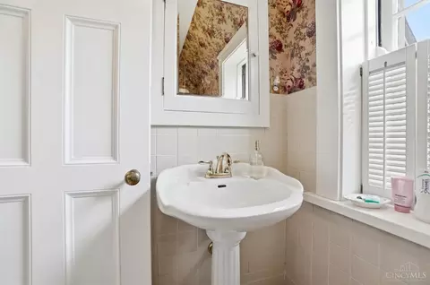 Bath - 32 Hampton Ln, Cincinnati, OH 45208 photo 6 of 9