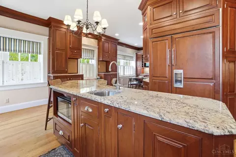 Kitchen - 32 Hampton Ln, Cincinnati, OH 45208 photo 5 of 7