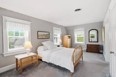 Bedroom - 32 Hampton Ln, Cincinnati, OH 45208 photo 6 of 11