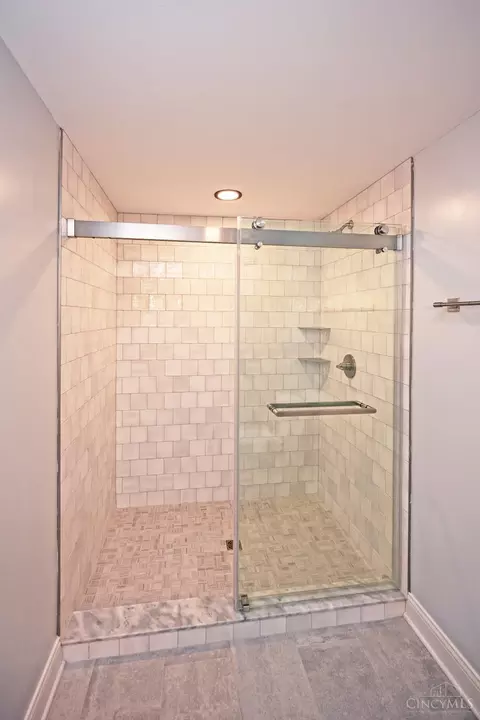 Bath - 4126 Magnolia Trce, Cincinnati, OH 45245 photo 6 of 6