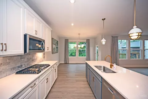 Kitchen - 4126 Magnolia Trce, Cincinnati, OH 45245 photo 4 of 5
