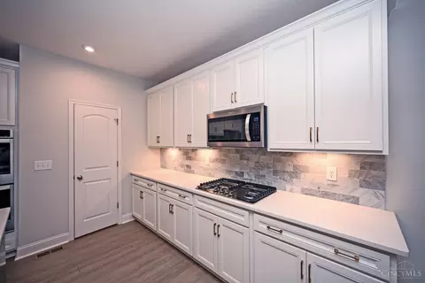 Kitchen - 4126 Magnolia Trce, Cincinnati, OH 45245 photo 2 of 5