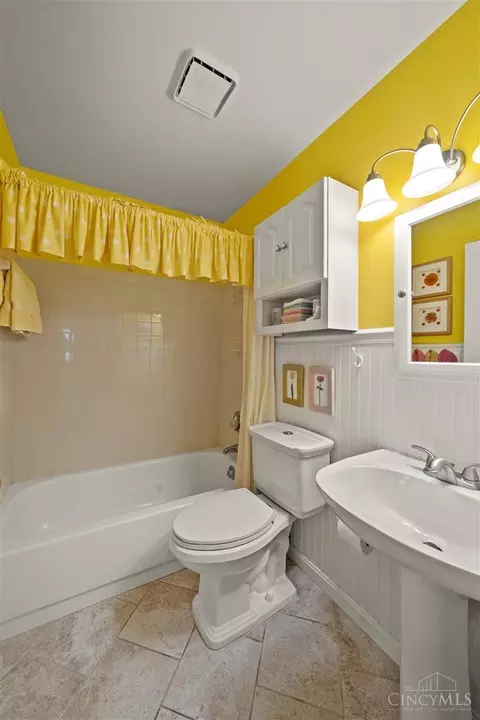 Bath - 2630 Cyclorama Dr, Cincinnati, OH 45211 photo 1 of 4