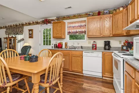 Kitchen - 50 Douglas Cir, Georgetown, OH 45121 photo 4 of 5