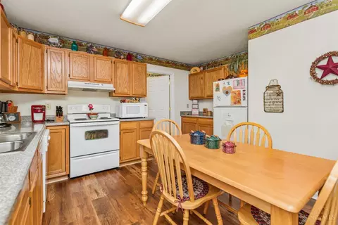 Kitchen - 50 Douglas Cir, Georgetown, OH 45121 photo 2 of 5