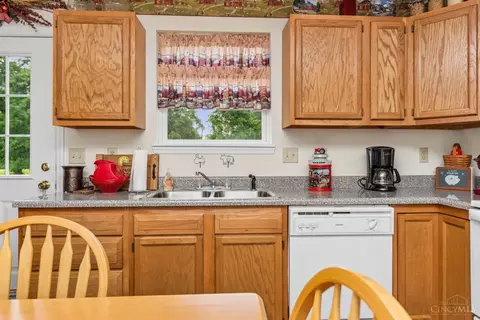 Kitchen - 50 Douglas Cir, Georgetown, OH 45121 photo 5 of 5