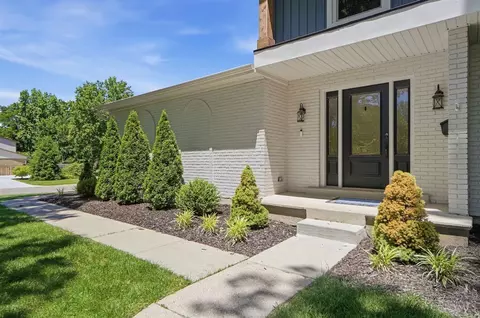 Exterior - 9860 Delray Dr, Montgomery, OH 45242 photo 3 of 9