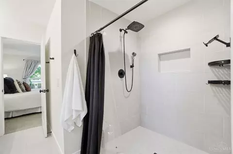 Bath - 9860 Delray Dr, Montgomery, OH 45242 photo 4 of 7
