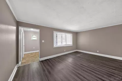 Living - 8769 Zodiac Dr, Cincinnati, OH 45231 photo 2 of 4