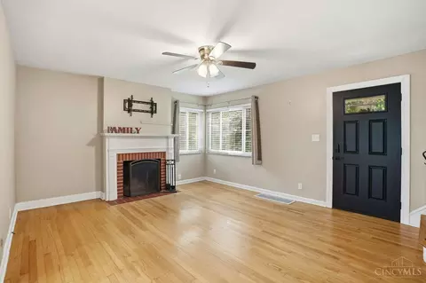 Living - 1944 Lehigh Ave, Cincinnati, OH 45230 photo 2 of 5