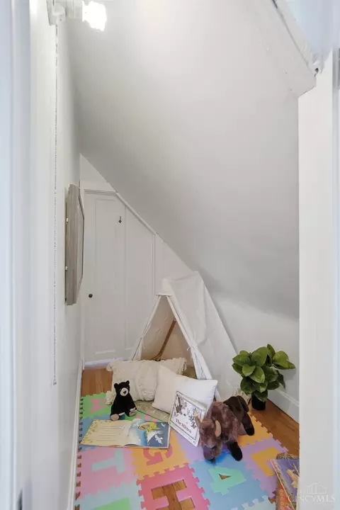 Entry Way - 7043 Rembold Ave, Mariemont, OH 45227 photo 5 of 6