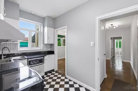 Entry Way - 2372 Madison Rd, Cincinnati, OH 45208 photo 5 of 7