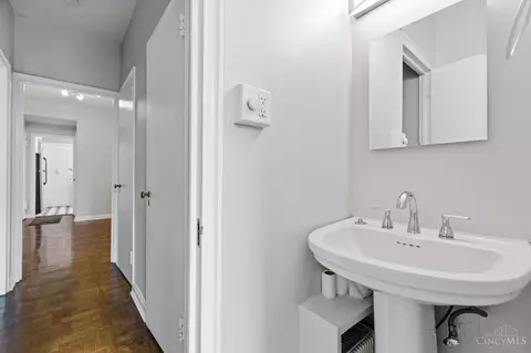 Entry Way - 2372 Madison Rd, Cincinnati, OH 45208 photo 6 of 7
