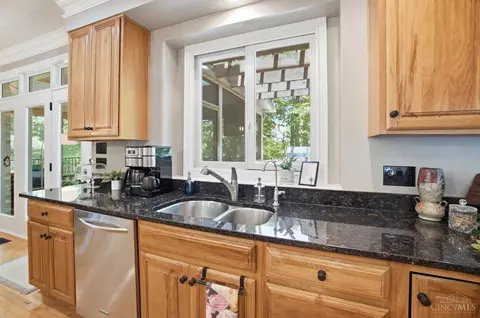 Kitchen - 1004 River Forest Dr, Hamilton Township, OH 45039 photo 6 of 10