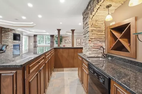 Kitchen - 1004 River Forest Dr, Hamilton Township, OH 45039 photo 9 of 10