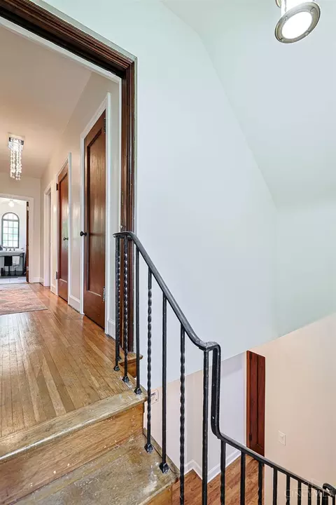 Entry Way - 2003 Crane Ave, Cincinnati, OH 45207 photo 4 of 5