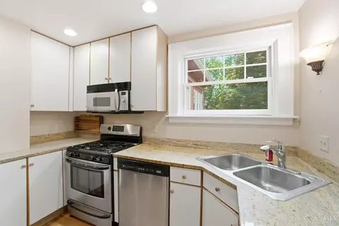 Kitchen - 3616 Hedgerow Ln, Cincinnati, OH 45220 photo 2 of 4