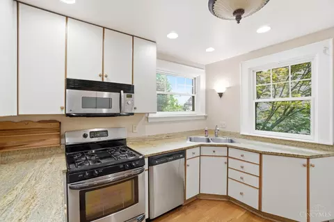 Kitchen - 3616 Hedgerow Ln, Cincinnati, OH 45220 photo 3 of 4