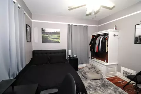 Bedroom - 3272 Jefferson Ave, Cincinnati, OH 45220 photo 7 of 8