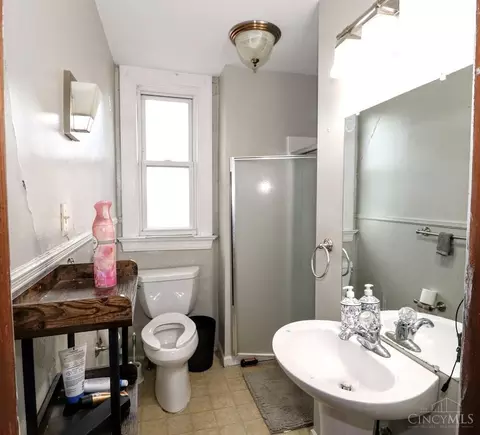 Bath - 3272 Jefferson Ave, Cincinnati, OH 45220 photo 2 of 3
