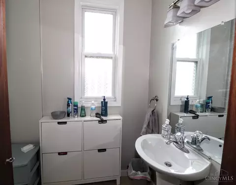 Bath - 3272 Jefferson Ave, Cincinnati, OH 45220 photo 1 of 3