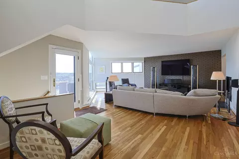 Living - 1022 Hatch St, Cincinnati, OH 45202 photo 2 of 5