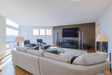 Living - 1022 Hatch St, Cincinnati, OH 45202 photo 1 of 5