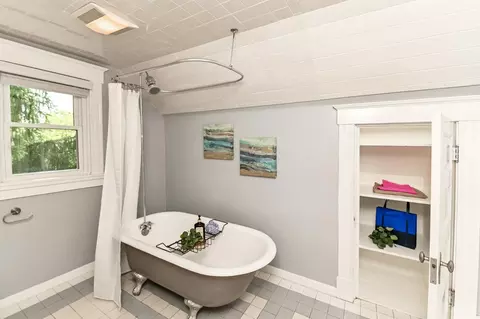Bath - 3640 Monteith Ave, Cincinnati, OH 45208 photo 4 of 5