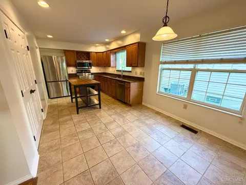Kitchen - 8442 Wick Ln, Maineville, OH 45039 photo 5 of 5
