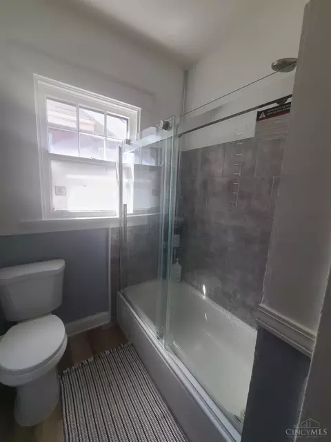 Bath - 891 Ridgeway Ave, Cincinnati, OH 45229 photo 2 of 2