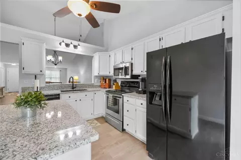 Kitchen - 32 Stillmeadow Dr, Cincinnati, OH 45245 photo 4 of 5