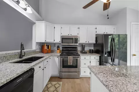 Kitchen - 32 Stillmeadow Dr, Cincinnati, OH 45245 photo 5 of 5