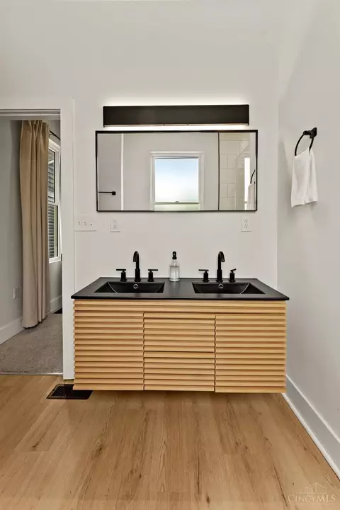 Bath - 652 Wayne St, Cincinnati, OH 45206 photo 5 of 8