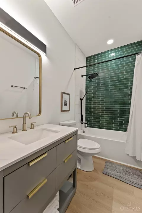 Bath - 652 Wayne St, Cincinnati, OH 45206 photo 6 of 8