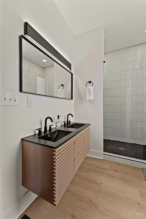 Bath - 652 Wayne St, Cincinnati, OH 45206 photo 3 of 8
