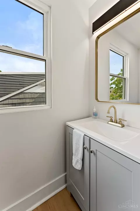 Bath - 652 Wayne St, Cincinnati, OH 45206 photo 8 of 8