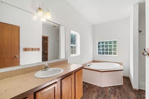 Bath - 4229 E Fork Hills Dr, Batavia, OH 45103 photo 2 of 3