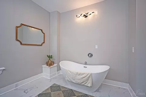 Bath - 3216 Hackberry St, Cincinnati, OH 45207 photo 3 of 6
