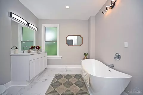 Bath - 3216 Hackberry St, Cincinnati, OH 45207 photo 2 of 6