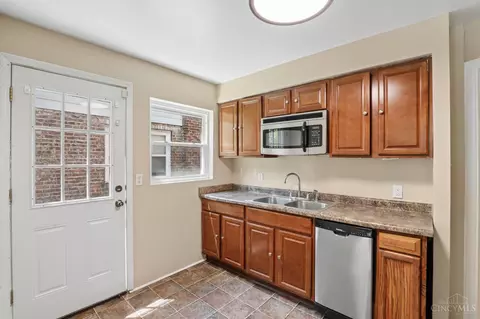 Kitchen - 2652 Cedarbrook Dr, Golf Manor, OH 45237 photo 1 of 2