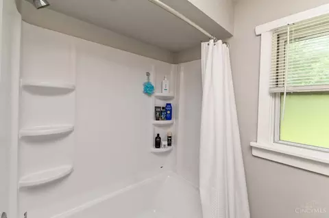Bath - 8252 Sibcy Rd, Hamilton Township, OH 45039 photo 2 of 4