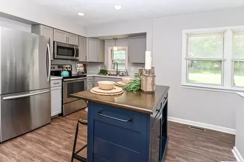 Kitchen - 8252 Sibcy Rd, Hamilton Township, OH 45039 photo 2 of 7