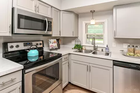 Kitchen - 8252 Sibcy Rd, Hamilton Township, OH 45039 photo 6 of 7