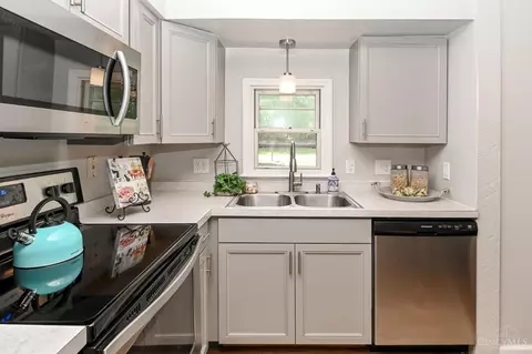 Kitchen - 8252 Sibcy Rd, Hamilton Township, OH 45039 photo 5 of 7