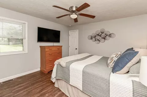 Bedroom - 8252 Sibcy Rd, Hamilton Township, OH 45039 photo 4 of 6