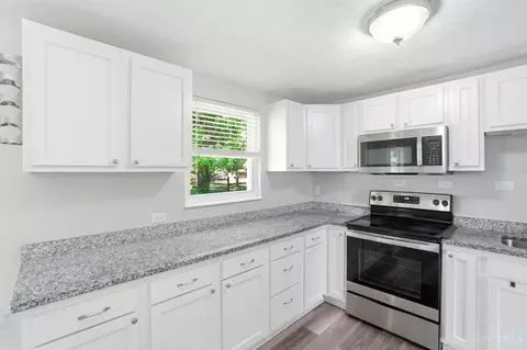 Kitchen - 8739 Exeter Pl, Maineville, OH 45039 photo 3 of 4