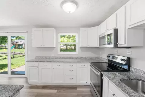 Kitchen - 8739 Exeter Pl, Maineville, OH 45039 photo 2 of 4